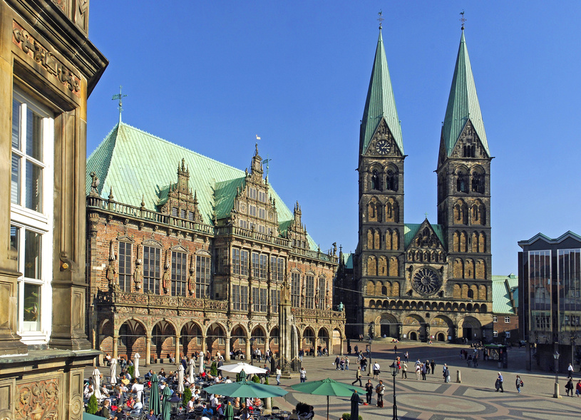 Tourists on the market square in Bremen